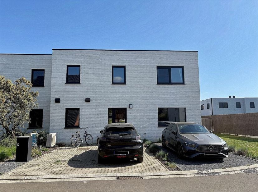 Ligging: De woning is gelegen in een rustige, nieuwe verkaveling. De woning ligt op een boogscheut van het centrum van Averbode, op wandelafstand van
