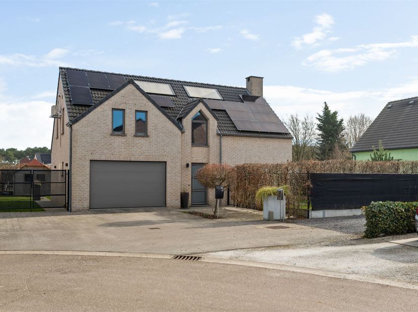 Deze instapklare villa is gelegen in een doodlopende straat, wat zorgt voor een veilige en kindvriendelijke omgeving. De ligging is bijzonder gunstig