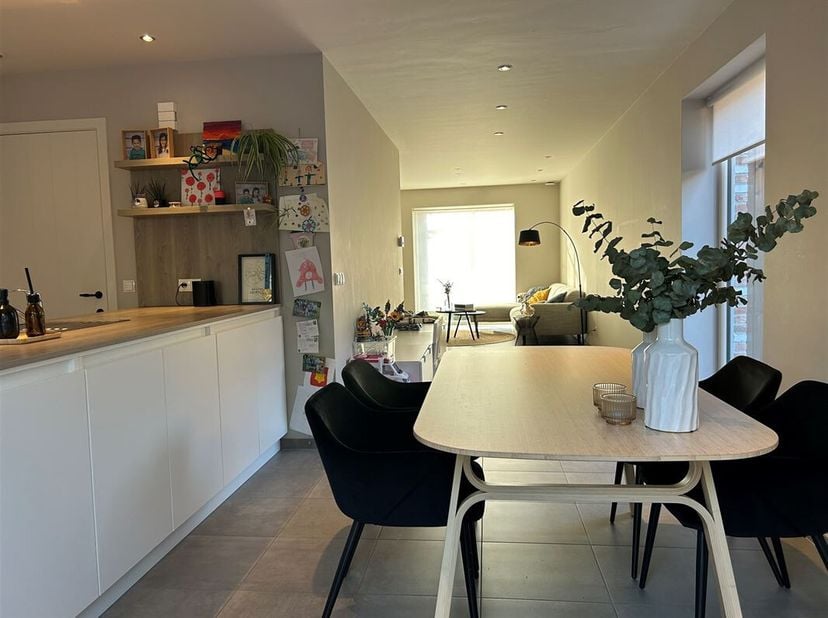 Landelijke half open bebouwing met 3 slaapkamers.&lt;br /&gt;
Indeling: Inkomhal voorzien van een inbouwkast, ruime woonkamer met mooie open keuken. De keuk