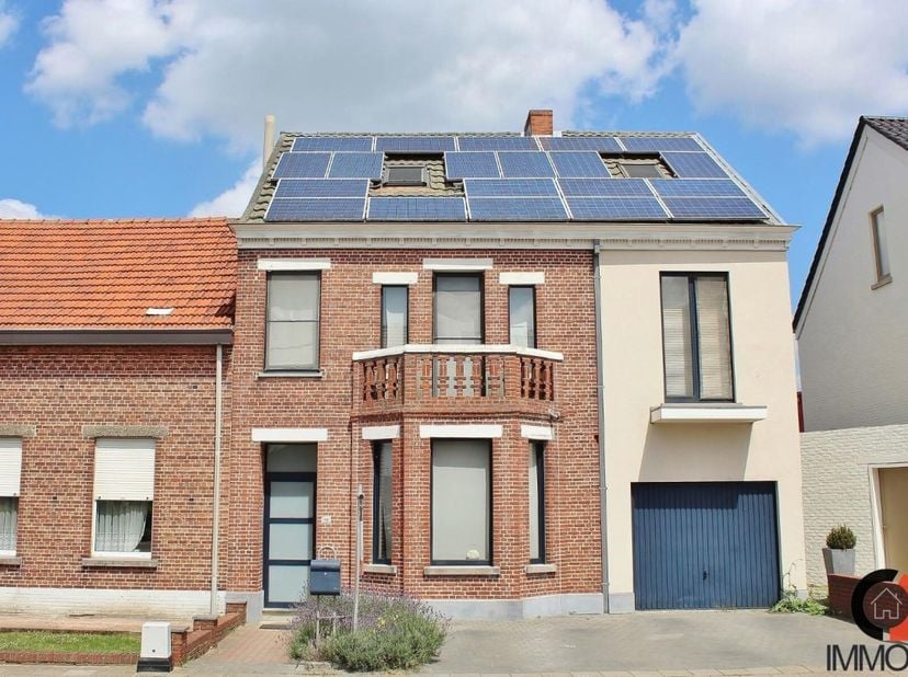 In het centrum gelegen energiezuinige karaktervolle eengezinswoning (HOB) op een perceel van 5 A 94 CA bestaande uit:&lt;br /&gt;
Gelijkvloers:&lt;br /&gt;
+ inko