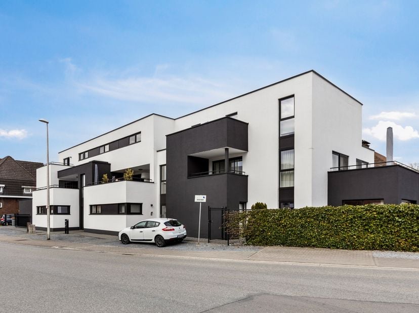 In de Heirstraat te Opgrimbie (Maasmechelen), ter hoogte van nummer 543, bevindt zich dit instapklare gelijkvloers appartement met twee slaapkamers. H