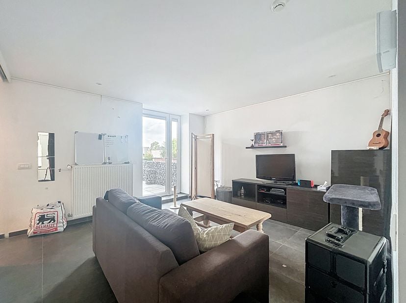 Bent u op zoek naar een gezellig en leuk duplex appartement in Waregem? Dan is dit zeker iets voor u! Deze volledig gerenoveerde parel is voorzien van