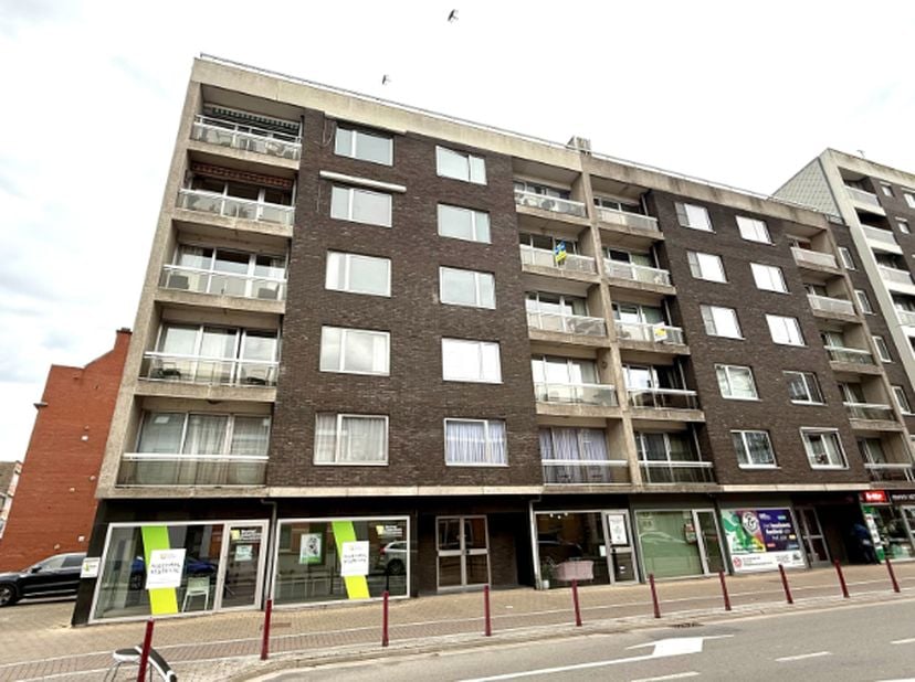 Gelegen op de vierde verdieping vinden we dit ruime appartement bestaande uit inkomhal, leefruimte met ruim balkon, aparte leefkeuken, kleine berging,