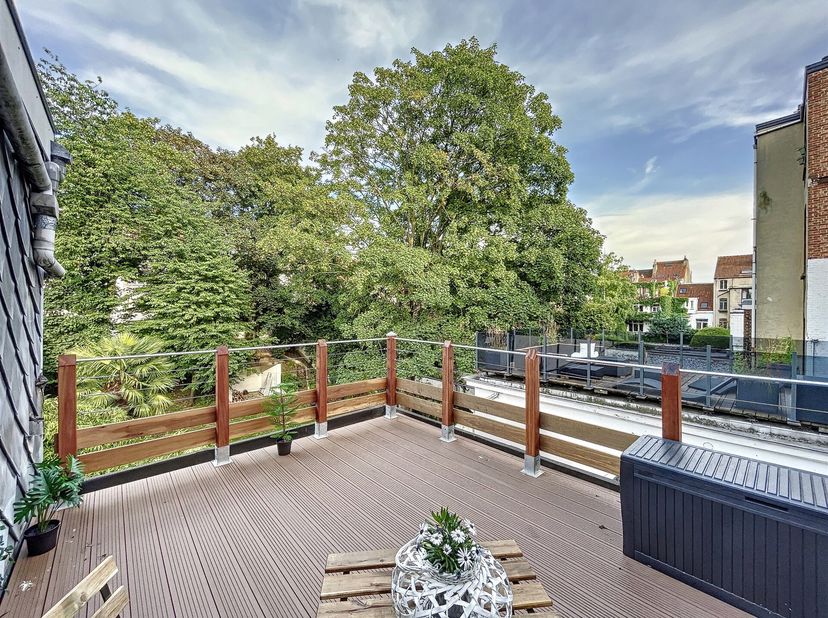 Forest, à deux pas du Parc Duden, au 2ème étage d&#039;une maison de caractère, charmant appartement 1 chambre de ± 70m² avec grande terrasse et balcon. Co
