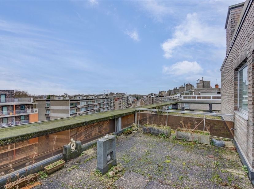 Dit ruim, op te frissen, appartement met 2  terrassen is gelegen op de zevende verdieping van een verzorgde residentie in Deurne- Zuid.&lt;br /&gt;
Op wande