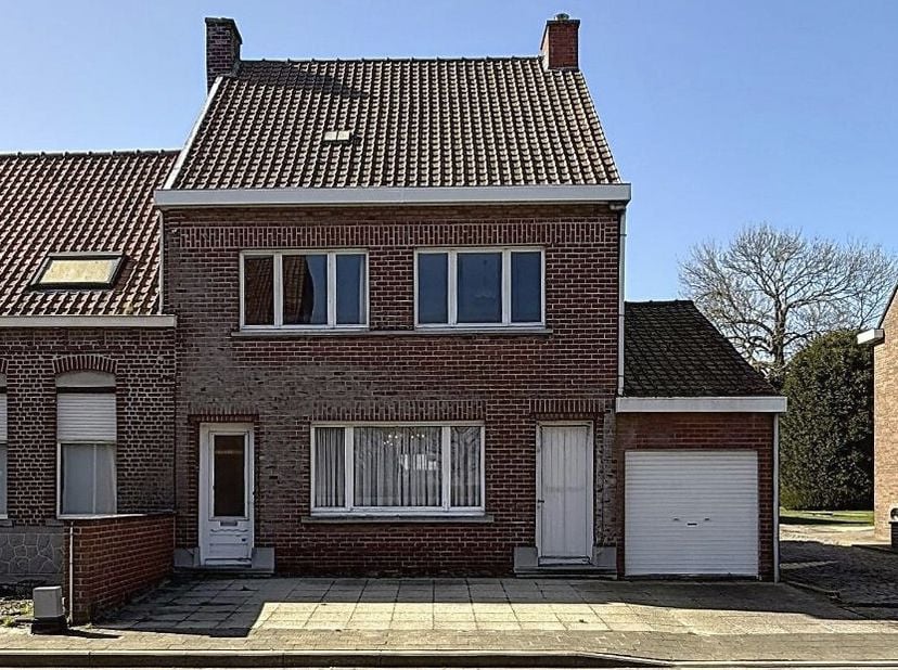 LANDELIJK GELEGEN WONING MET TUIN -  &lt;br /&gt;
 &lt;br /&gt;
Deze halfopen, te renoveren woning, met uitgestrekte tuin, is centraal en rustig gelegen in het la