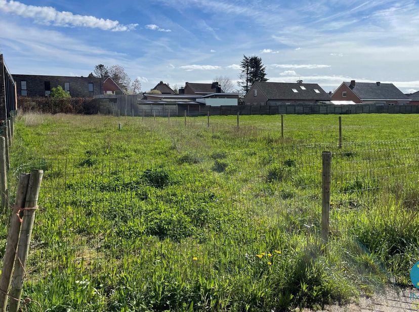 Bouwgrond voor halfopen bebouwing in hartje Arendonk.&lt;br /&gt;
 Op wandelafstand van het marktplein en tal van voorzieningen.&lt;br /&gt;
Omschrijving:&lt;br /&gt;
-