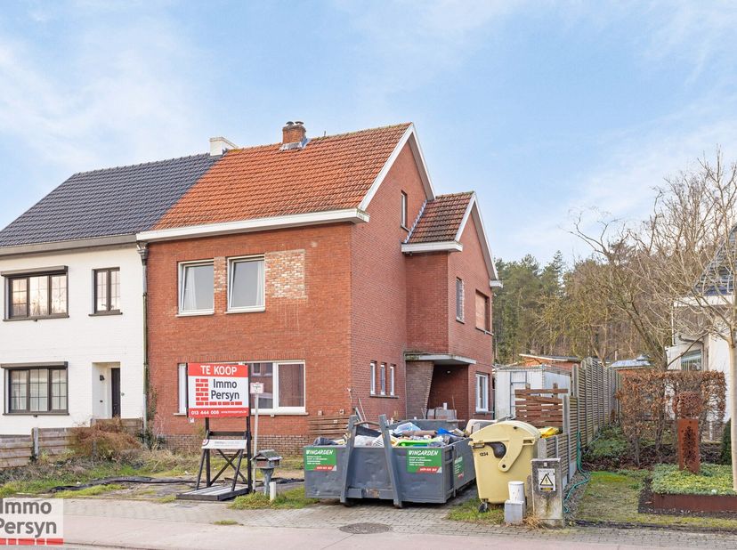 Bent u op zoek naar een woning met tal van mogelijkheden op een uitstekende locatie? Dan is deze woning aan de Testeltsesteenweg in Averbode precies w