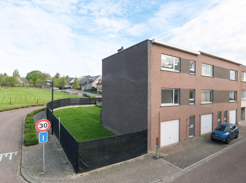 Te koop  Goed gelegen 3-gevelwoning nabij centrum Sterrebeek  Vraagprijs: euro385.000Ligging:Deze charmante 3-gevelwoning is gunstig gelegen op wandel