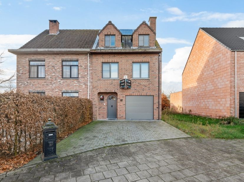 Uiterst gunstig gelegen HOB nabij het centrum van Schelle met alle winkels, scholen en het openbaar vervoer (bus en trein).    De woning is tevens mak