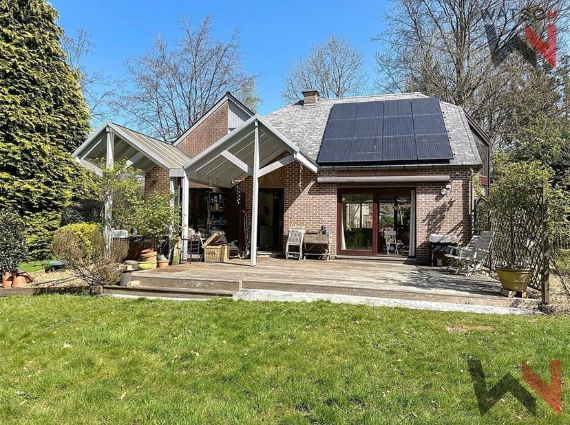 Découvrez cette charmante maison située en plein coeur du bois du Manil, offrant une superficie habitable généreuse de 162 m² sur un beau terrain de 2