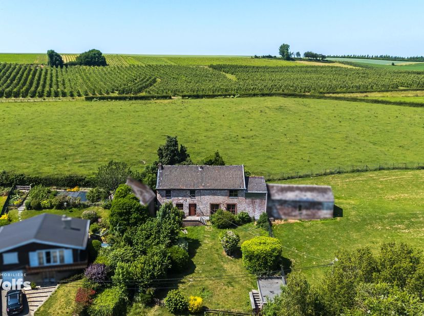 Doe een bod vanaf euro 249.000 Makelaardij Wolfs heeft het genoegen dit charmante huis met garage en tuin te presenteren, ideaal gelegen in de wijk Gr