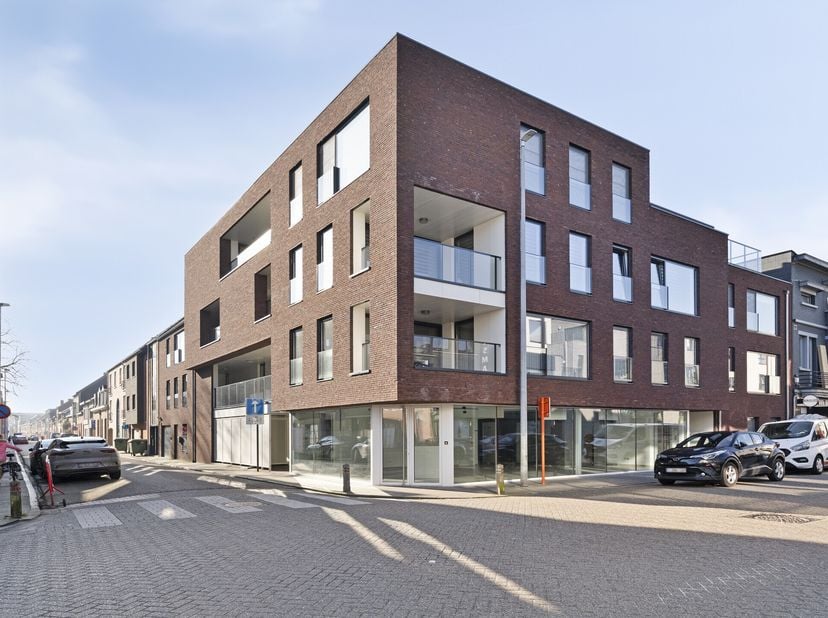 Recent handelspand van 122m², met maar liefst 19 meter vitrine, gelegen in het centrum van Herentals. Zeer goed commerciële ligging, geschikt voor mee