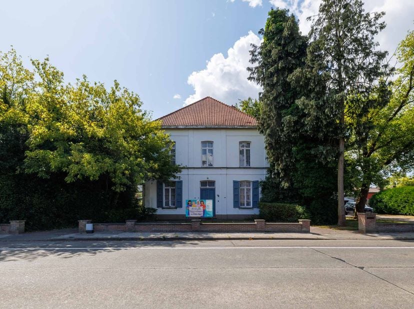 Met 5 slaapkamers, badkamer en garage.&lt;br /&gt;
Wg, Gvg, Gmo, Gvkr, Gvv. Renovatieplicht.