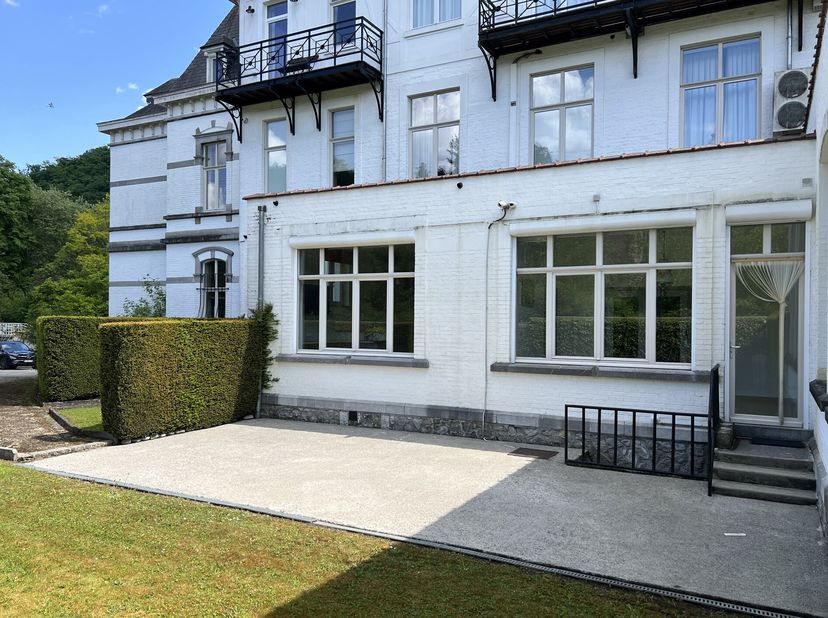 Cest à Waulsort, le long de Meuse, dans la prestigieuse résidence Â Hôtel Belle-Vue Â que nous vous proposons ce superbe appartement.&lt;br /&gt;
Situé au r