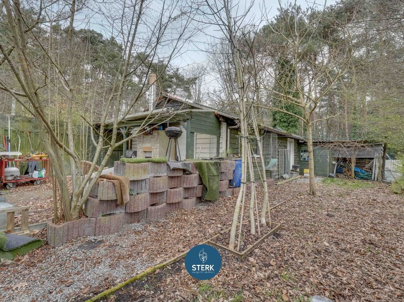 UNIEKE CHALET MIDDEN IN HET BOS VAN ZUTENDAAL !&lt;br /&gt;
We vinden deze vakantiewoning met een bewoonbare oppervlakte van 58 m² terug op een perceel van