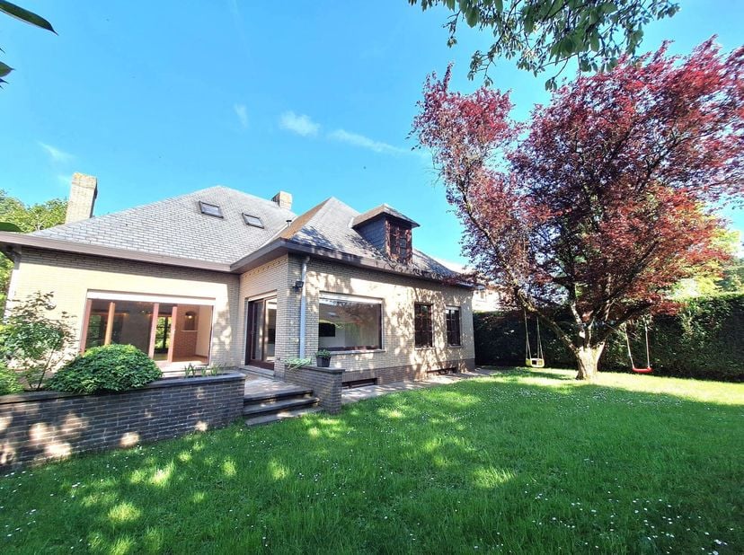 TERVUREN, Uitstekende ligging in een rustige woonwijk, vlakbij de BSB en het park van Tervuren! Prachtig WOONHUIS (5sl/2bad) van +/- 250m² met tuin en