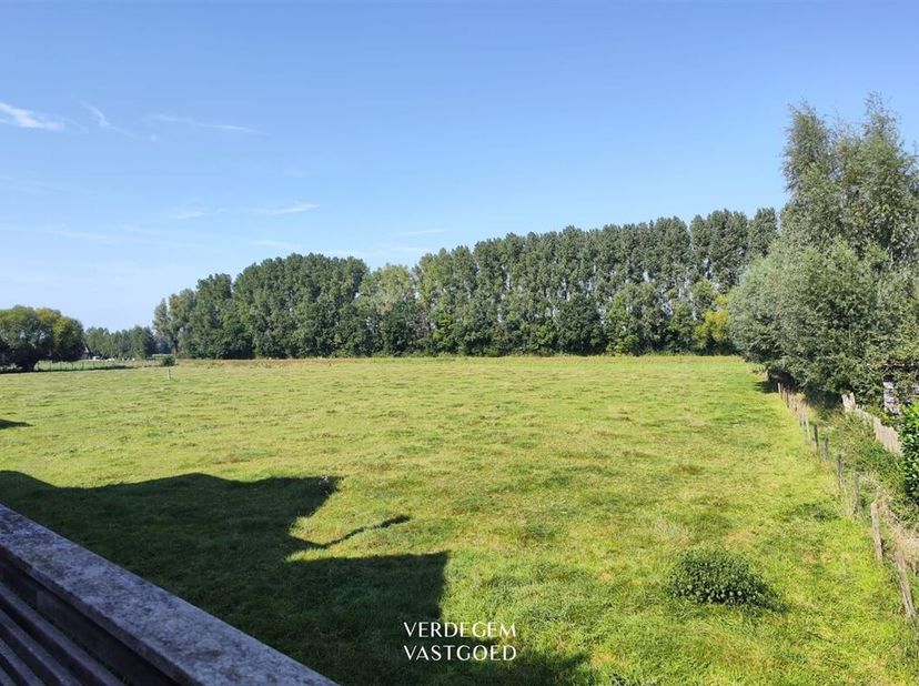 Ligging&lt;br /&gt;
Toerist in eigen dorp, Boekhoute is een trekpleister voor fietsers en wandelaars. &lt;br /&gt;
Met de Sint-Jorispolder, Laureinspolder, Kapell