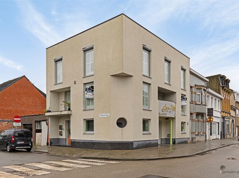 Gerenoveerd Handelspand van 110m² op strategische locatie. &lt;br /&gt;
Deze handelsruimte is strategisch gelegen vlakbij het centrum van Hoboken en in u de
