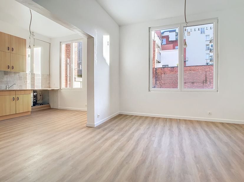 Appartement rénové d&#039;environ 74 m² à vendre à Anvers. Il est situé au premier étage, à l&#039;arrière d&#039;un petit immeuble avec ascenseur dans la rue Carnot