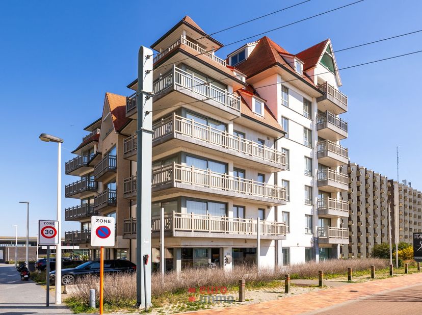 Situé en bordure de Nieuwpoort-bad, c&#039;est l&#039;endroit par lequel passent tous ceux qui entrent ou sortent de notre ville balnéaire en voiture, en vélo o
