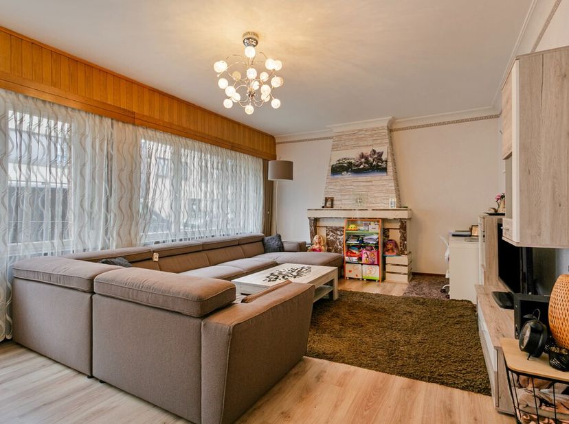 Deze woning is rustig gelegen aan de rand van het centrum, op wandelafstand van de winkelstraten en het station.  Vlotte verbinding naar de Zuiderring