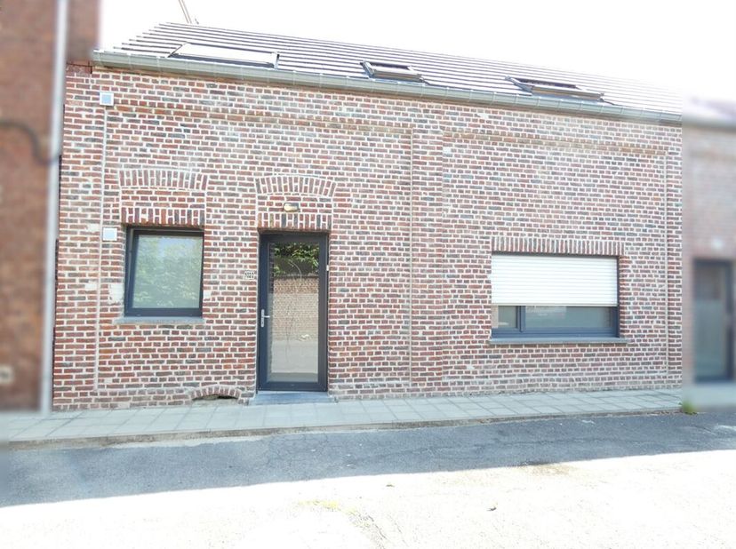 Superbe maison 2 chambres, sis au coeur de Quevaucamps.&lt;br /&gt;
Au rez-de-chaussée : un hall dentrée, un living ouvert sur une cuisine équipée (four-taq