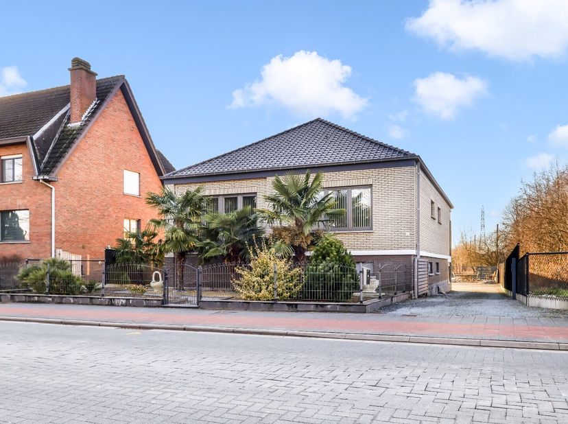 Deze charmante open bebouwing biedt je niet alleen een gezellige en comfortabele woning, maar ook volop mogelijkheden om de ruimte naar wens aan te pa