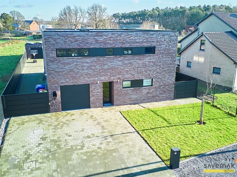 Op een ruim en breed perceel van 850m² (voorheen 2 percelen) vinden we deze recent gebouwde kangoeroewoning.&lt;br /&gt;
Gelegen in een verkeersarme straat