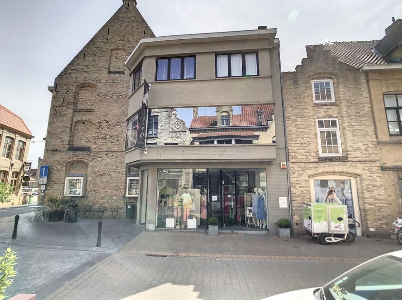 Dit handelspand, gelegen op de hoek Zuidstraat/Vleeshouwersstraat en de Grote Markt, heeft een handelsoppervlakte van ongeveer 120 m², verdeeld over 3