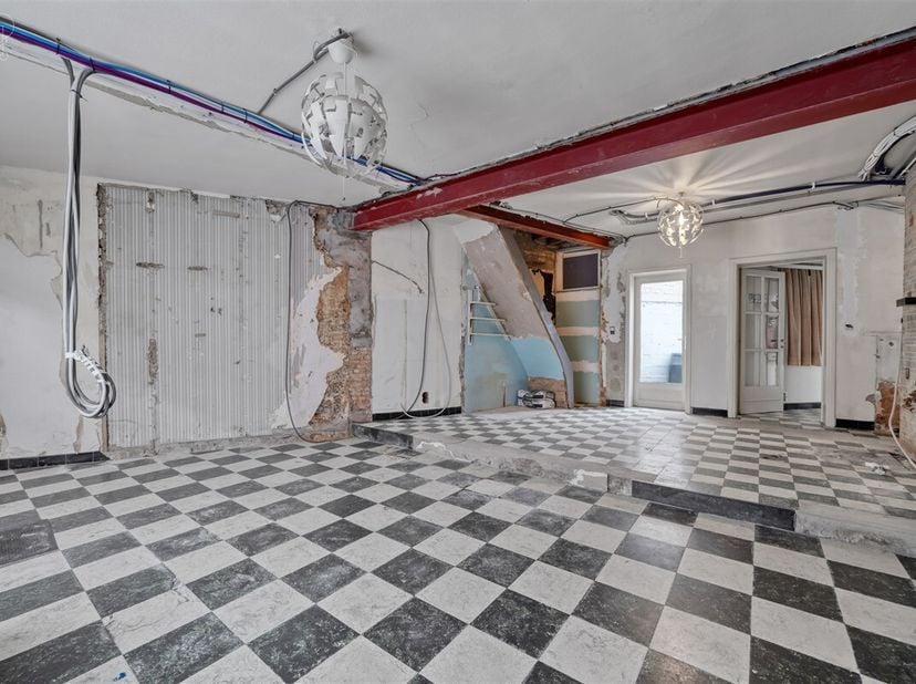 Large maison mitoyenne à rénover disposant d&#039;un spacieux séjour, une cuisine, deux chambres, une salle de bain et un grand grenier aménageable (possib