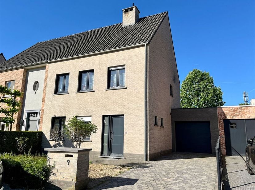 Prachtige ruime woning met tuin in rustige omgeving &lt;br /&gt;
Ligging: Het huis is gelegen in Wechelderzande, in een doodlopende straat. Maar toch vlakbi