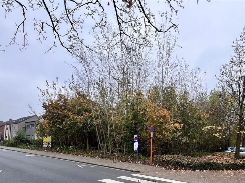 Découvrez ce terrain à bâtir exceptionnel de 335 m² au coeur de Turnhout. Situé dans un quartier calme mais central, ce terrain offre une excellente o