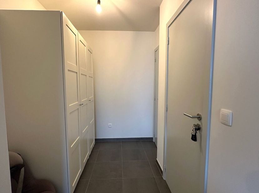 Bent u op zoek naar een energiezuinig appartement met 3 slaapkamers en een gunstige ligging? Dan is dit duplex appartement te Beverst iets voor u.Het