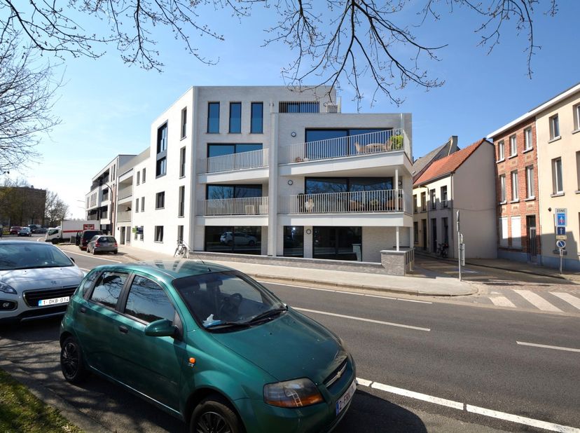 Energiezuinig nieuwbouwappartement op de gelijkvloerse verdieping met 2 slaapkamers, prachtig terras en ondergrondse autostaanplaats, gelegen te centr