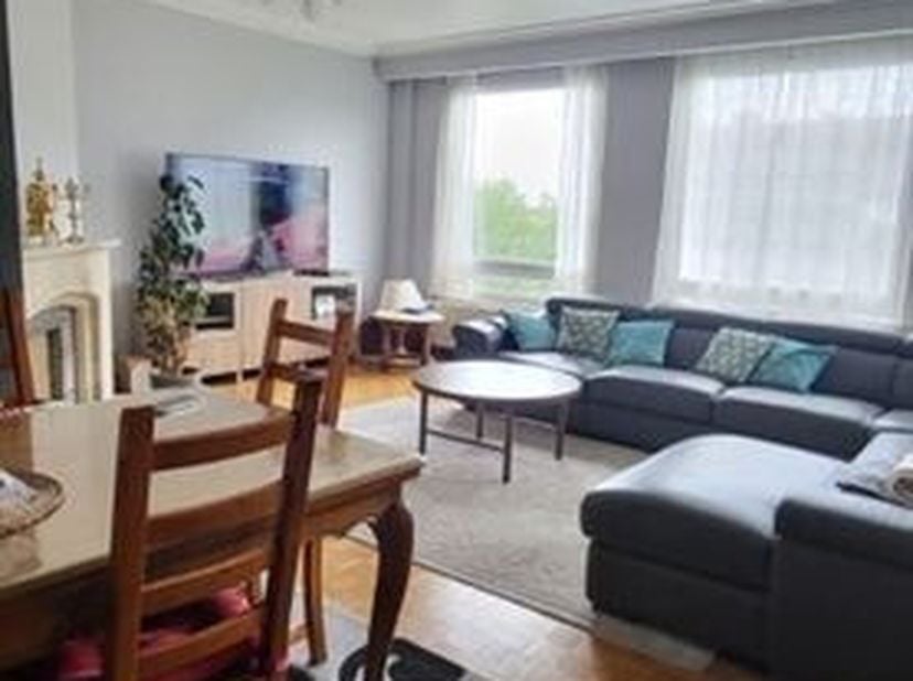 A proximité du métro Hôtel des Monnaies, Dans le Haut de St Gilles, à proximité de Louise. Superbe appartement  de ± 100m² situé au 6ème étage avec un