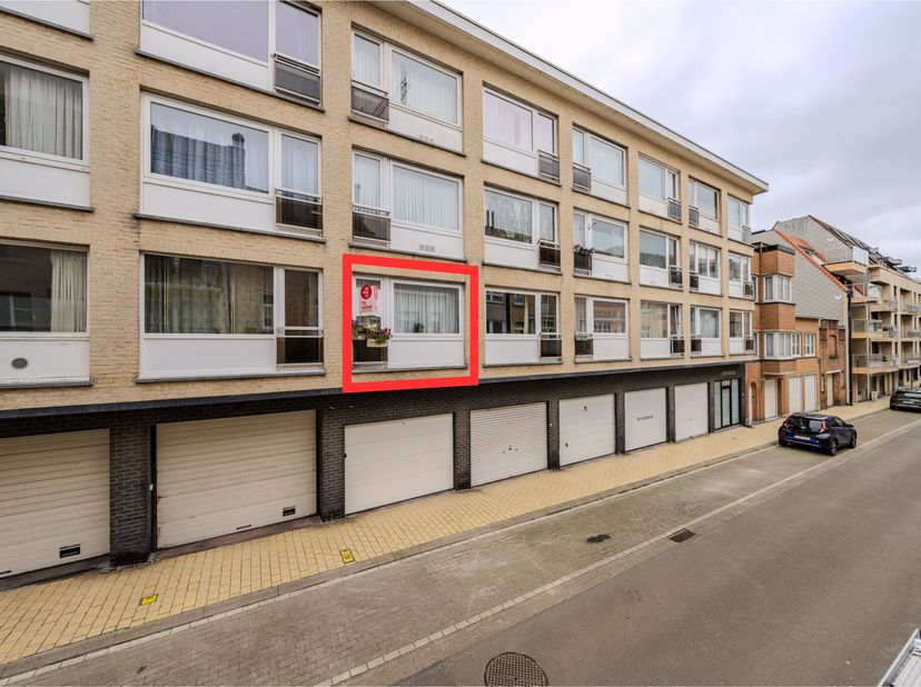 Goed onderhouden studio met slaaphoek te koop in het centrum van Middelkerke, dichtbij winkels, openbaar vervoer en de Zeedijk. U bevindt zich op de e