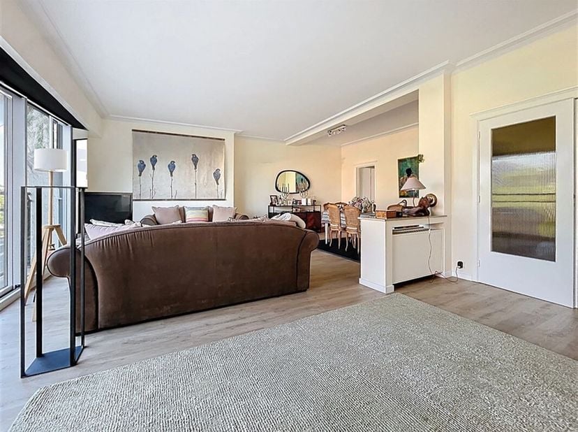 Situé sur la commune de Woluwe-Saint-Lambert, à deux pas de l&#039;avenue Georges-Henri, Logeurop vous propose ce superbe appartement au sein d&#039;un immeuble