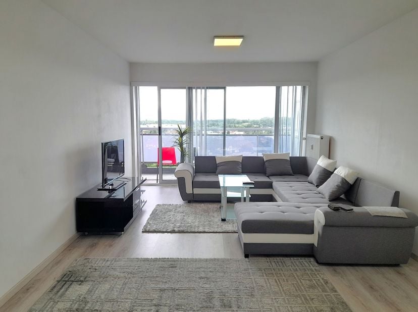 Dit appartement ligt op de 9de etage van residentie Fabiola 5. Winkels, horeca, ziekenhuis, Kletterbos en Provinciaal domen De Ster liggen niet veraf.