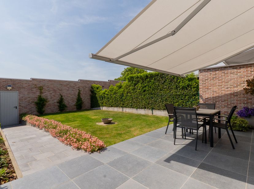 Deze recente en instapklare eengezinswoning, gebouwd in 2019, combineert hedendaags comfort met energiezuinig wonen. De woning beschikt over een bewoo