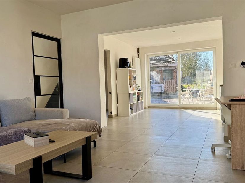 Instapklare woning met 3 slaapkamers en landelijk uitzicht in Michelbeke&lt;br /&gt;
Deze grotendeels gerenoveerde woning biedt de perfecte balans tussen mo