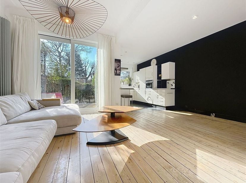 Située dans le &quot;quartier des fleurs&quot; (près du Bld Lambermont et du Parc Josaphat) : maison unifamiliale, 2 façades, avec garage et jardin. Terrain de
