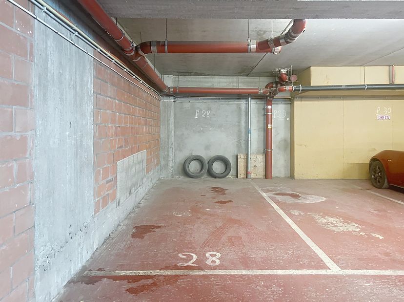 Staanplaats gelegen op de eerste verdieping van residentie &#039;Da Vinci&#039;. &lt;br /&gt;
De staanplaats is te bereiken via een elektrische poort, er is geen auto