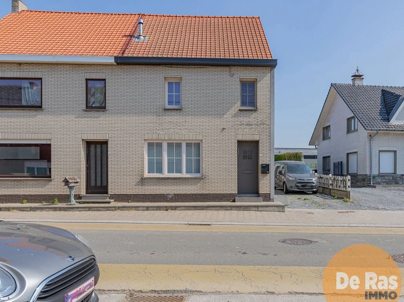 EERSTE BEZOEKMOMENT ZATERDAG 26 APRIL VAN 10u TOT 12u (OP AFSPRAAK)VLIERZELE - Deze gezinswoning is zeer centraal gelegen nabij lagere school, E40 en
