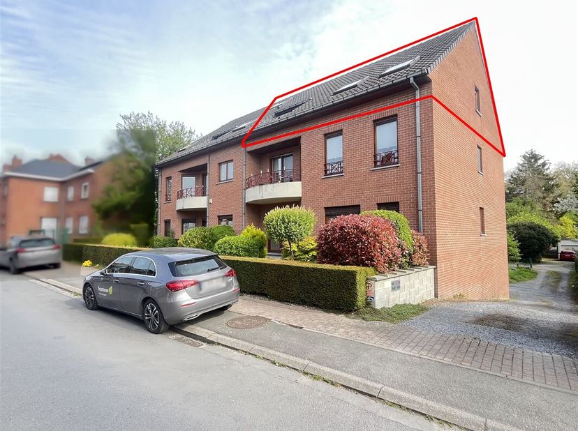 Très bel appartement 1 chambre dans une rue calme et recherchée, proche du centre de Tournai.&lt;br /&gt;
Le bien située au deuxième étage avec ascenseur da