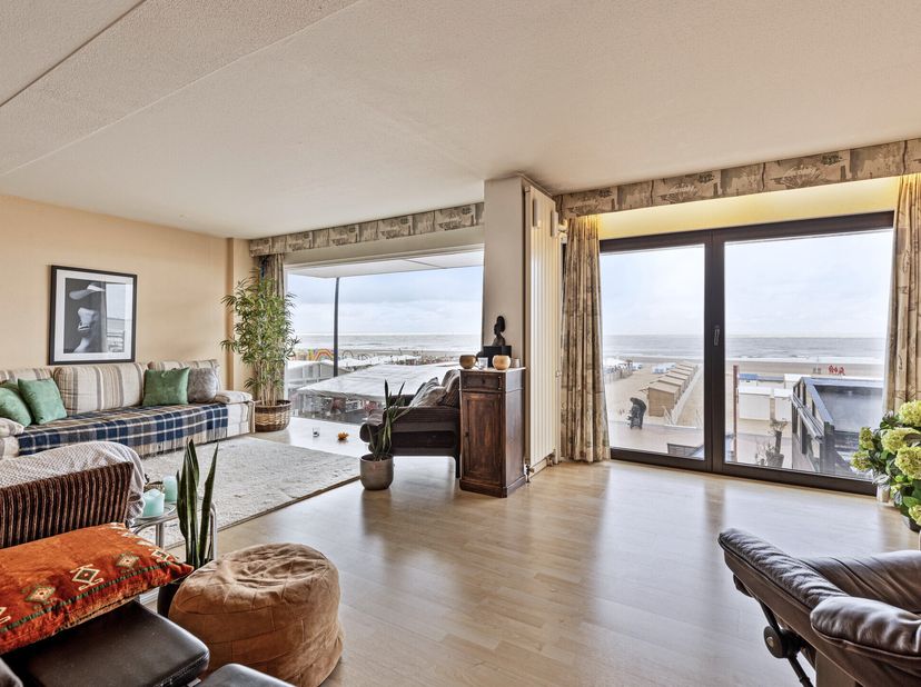 Local commercial avec une résidence dans un emplacement central sur Zeedijk à Blankenberge Classé comme un rez-de-chaussée commercial et un appartemen