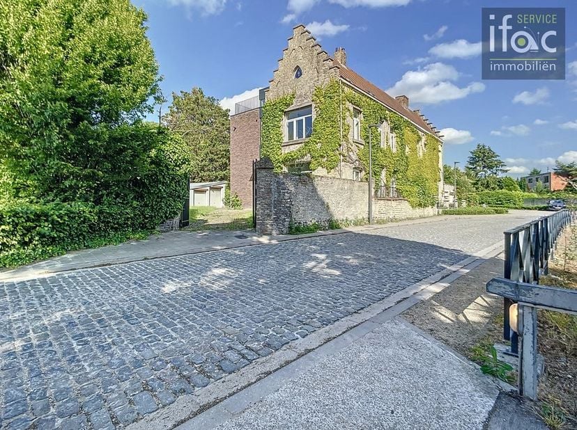 Unieke en authentieke villa “huis vanden Bossche”  uit de 17de eeuw in het centrum van Zaventem te koop. De villa werd in 2023 compleet gerenoveerd en