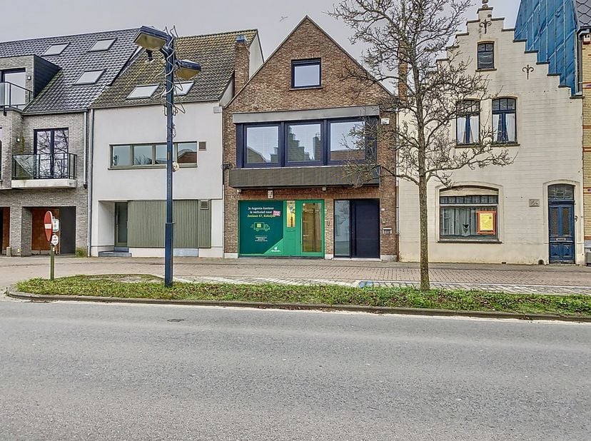 Dit handelspand is centraal gelegen in Oostduinkerke-dorp en kan multifunctioneel gebruikt worden. Dit voormalig bankkantoor bestaat uit een inkom met