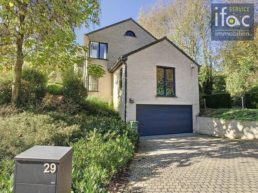 Prachtige, ruime woning met 3 slaapkamers, 2 badkamers, een ruim bureau en een mooie tuin, gelegen in een top locatie tussen Overijse, Hoeilaart en Je