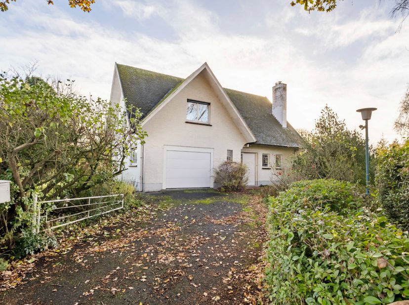 Ontdek deze charmante villa in het rustige Escanaffles, ideaal gelegen nabij de taalgrens en op slechts enkele kilometers van Avelgem en Kluisbergen.